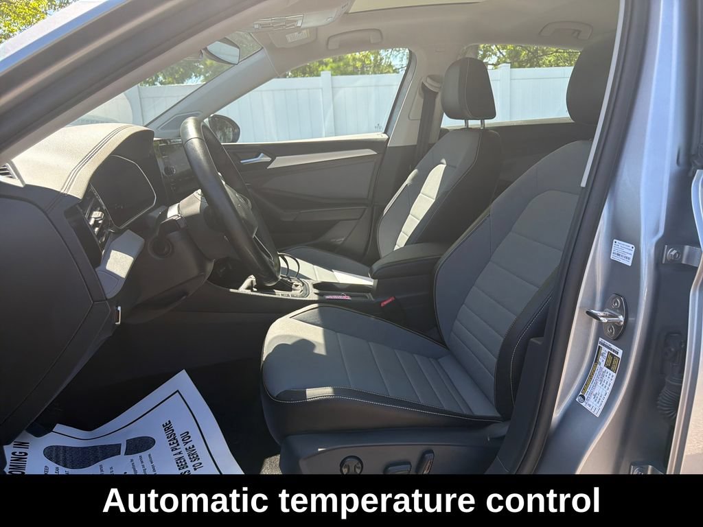Used 2025 Volkswagen Jetta SE w/ Sunroof Package FWD image 11