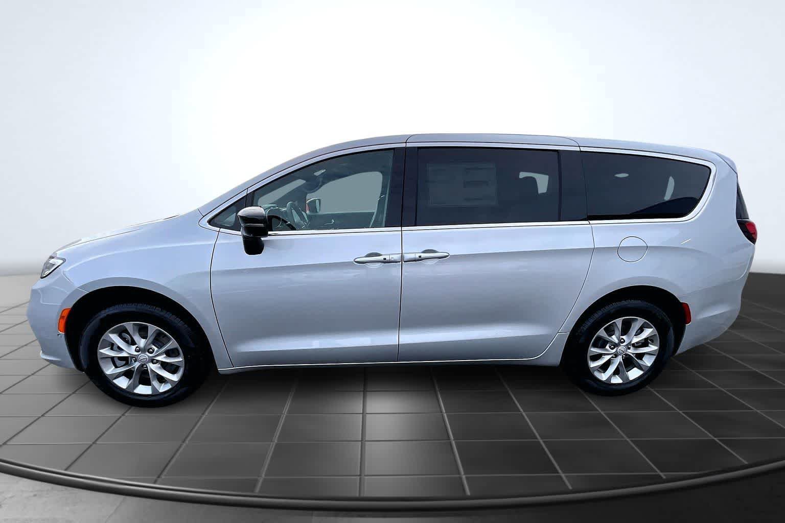 New 2026 Chrysler Pacifica Select AWD/4WD image 3