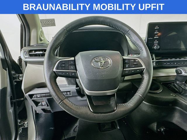 Used 2021 Toyota Sienna XLE w/ XLE Plus Package image 11