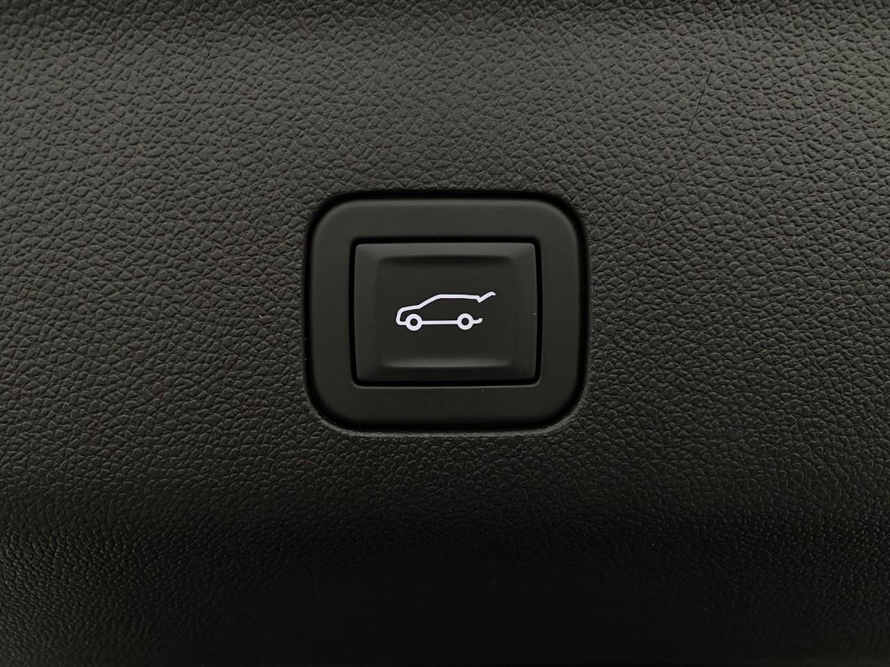 Used 2025 GMC Yukon XL Denali w/ Sun & Power Step Package image 8