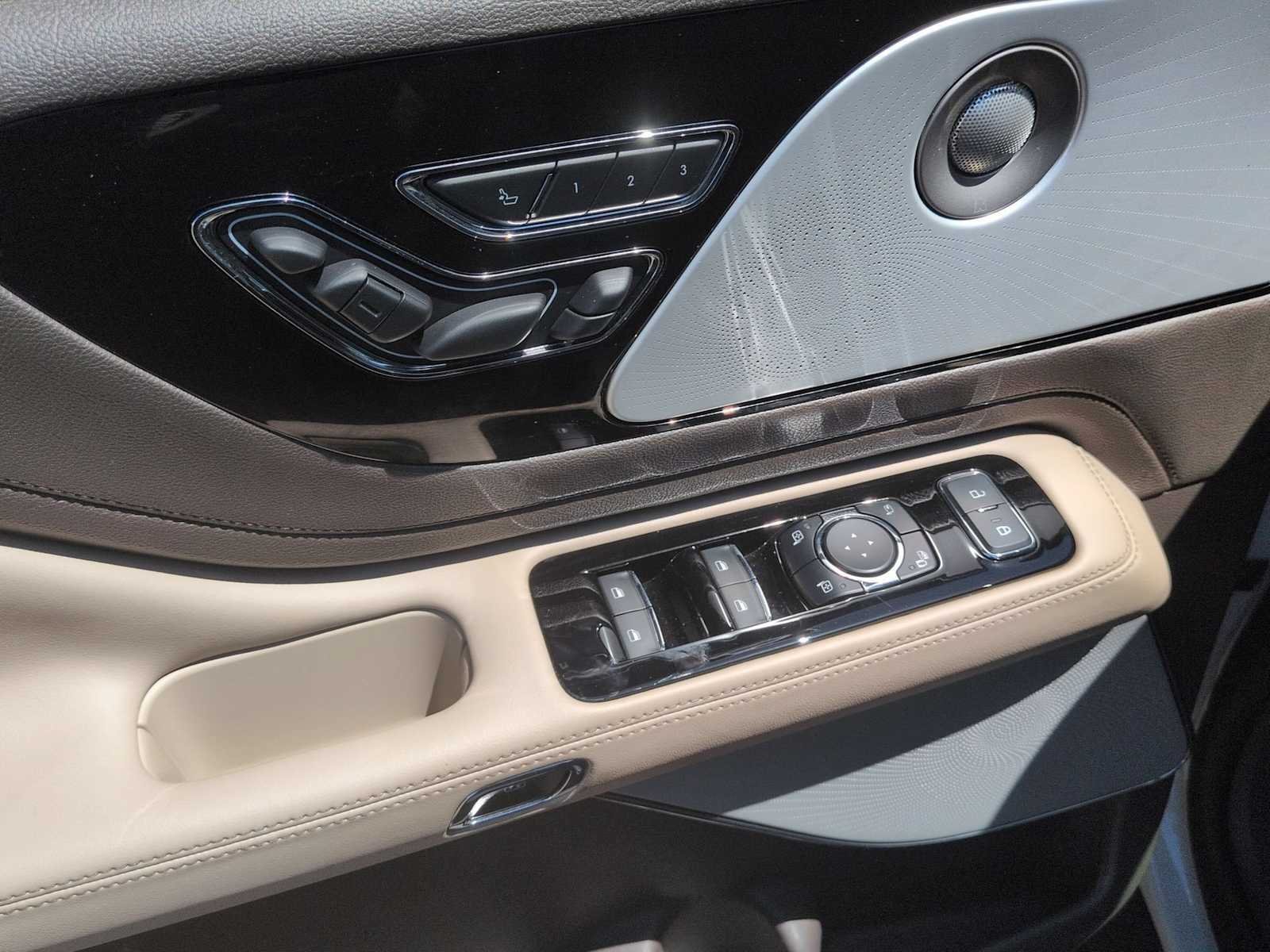 Used 2024 Lincoln Aviator Reserve w/ Equipment Group 201A AWD/4WD image 10