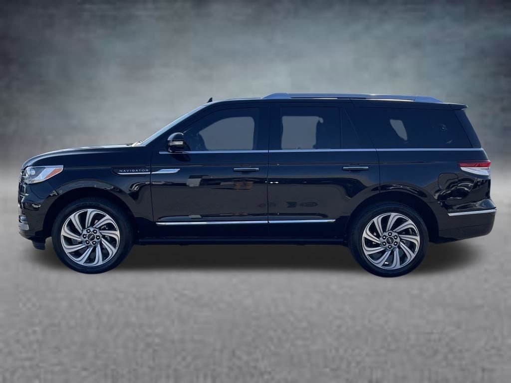 Used 2022 Lincoln Navigator Reserve image 2