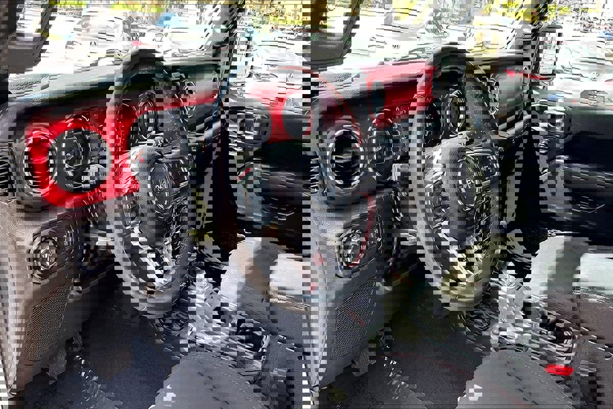 Used 2023 Jeep Wrangler Unlimited Rubicon image 11