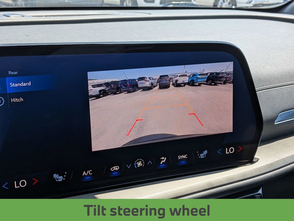 Used 2025 Chevrolet Traverse LT FWD image 24