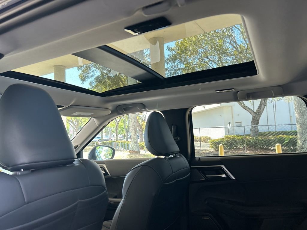 New 2025 Mitsubishi Outlander SE image 17