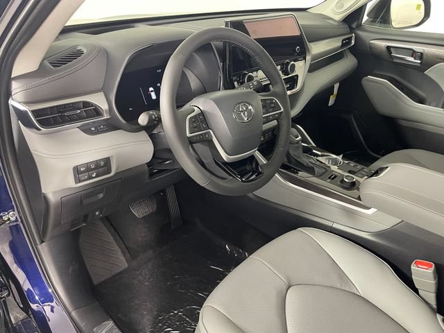 New 2026 Toyota Highlander Platinum AWD/4WD image 3