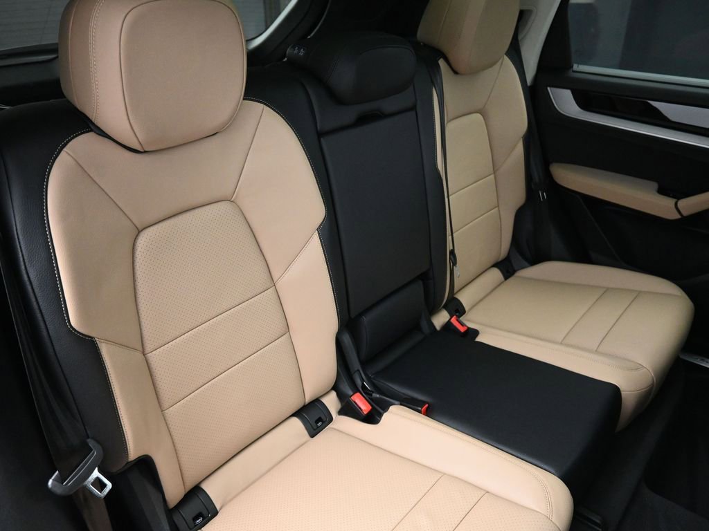Used 2025 Porsche Cayenne image 27
