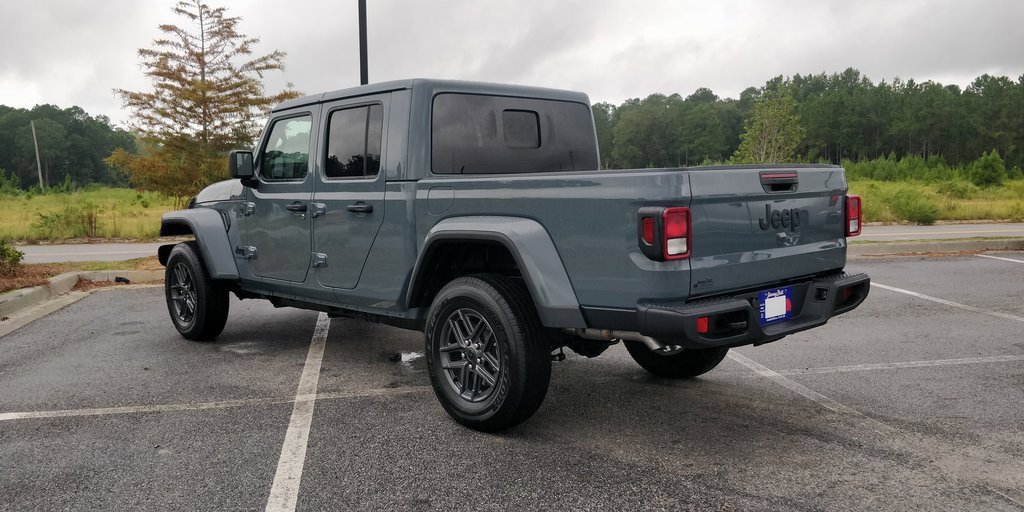 New 2025 Jeep Gladiator Sport image 17