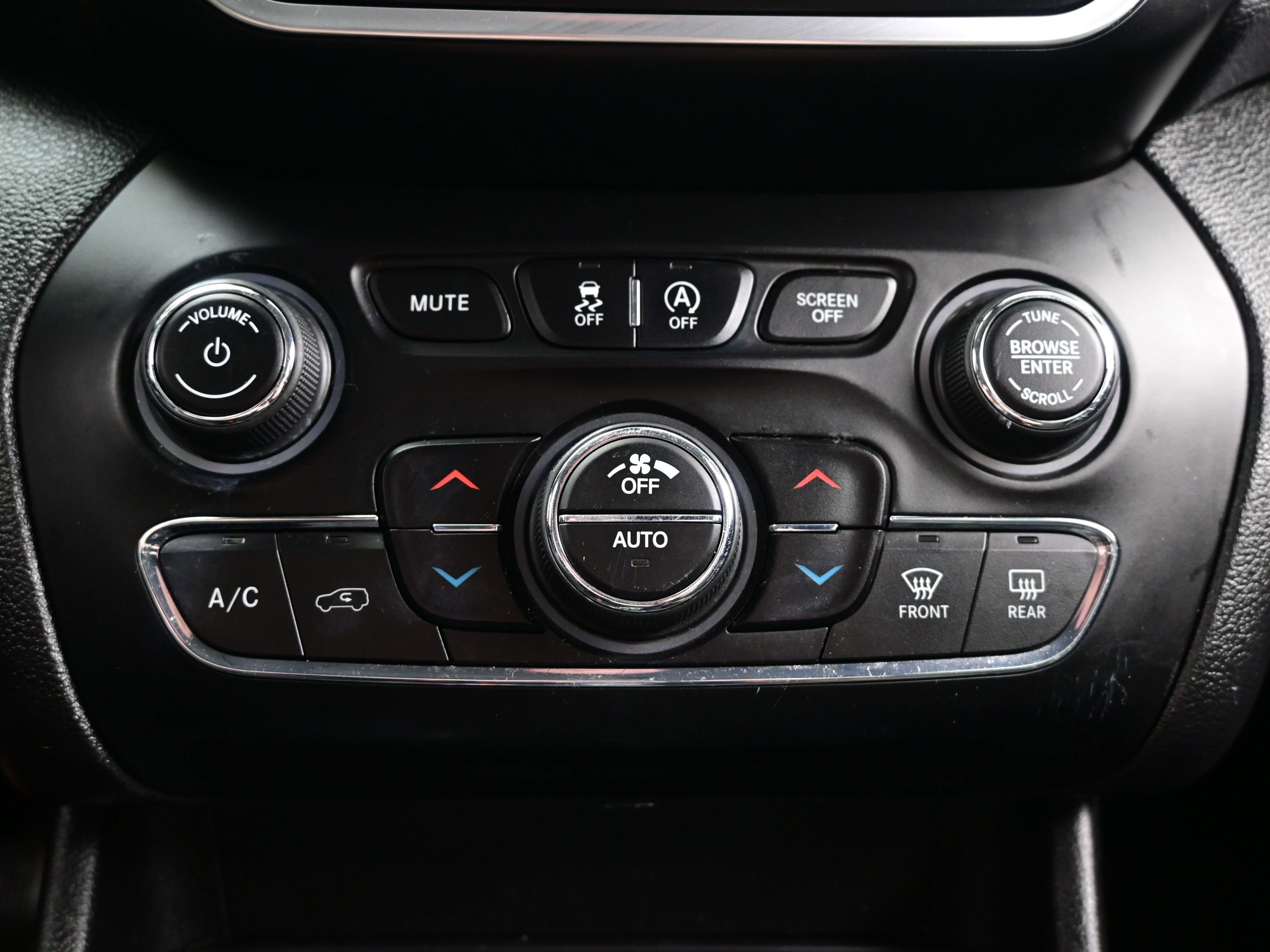 Used 2020 Jeep Cherokee Latitude Plus w/ Comfort/Convenience Group image 21