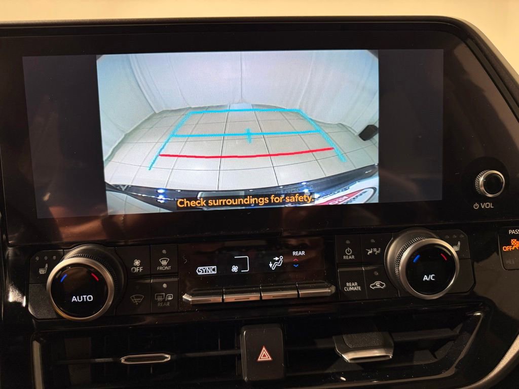 Used 2023 Toyota Highlander XLE AWD/4WD image 30