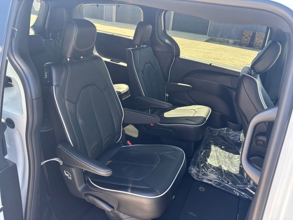 Used 2025 Chrysler Pacifica Limited FWD image 23