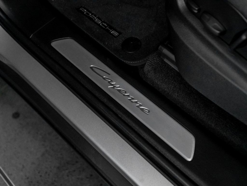 Certified 2025 Porsche Cayenne AWD/4WD image 24