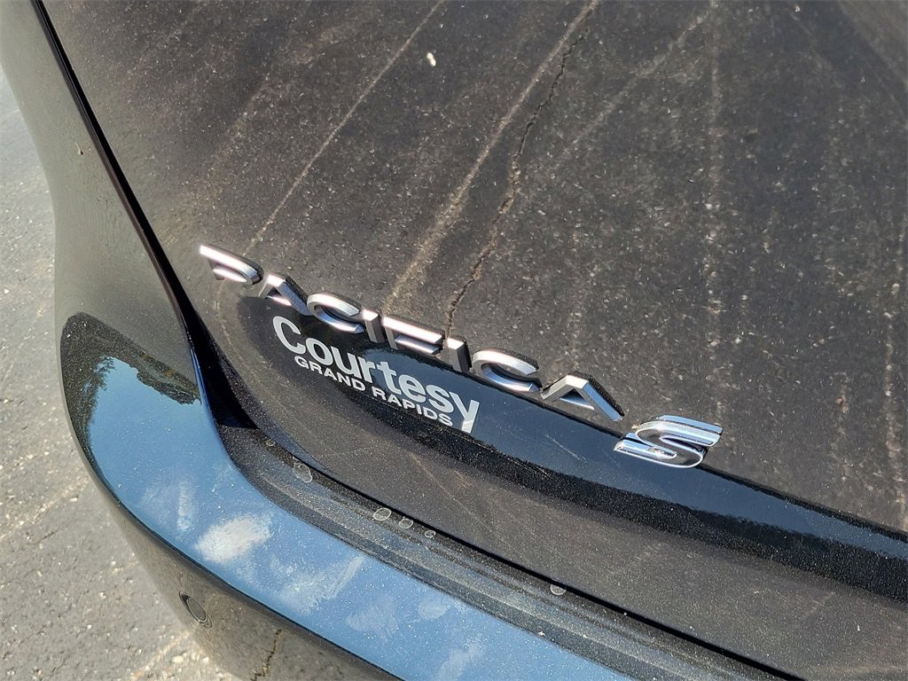 New 2026 Chrysler Pacifica Limited image 7