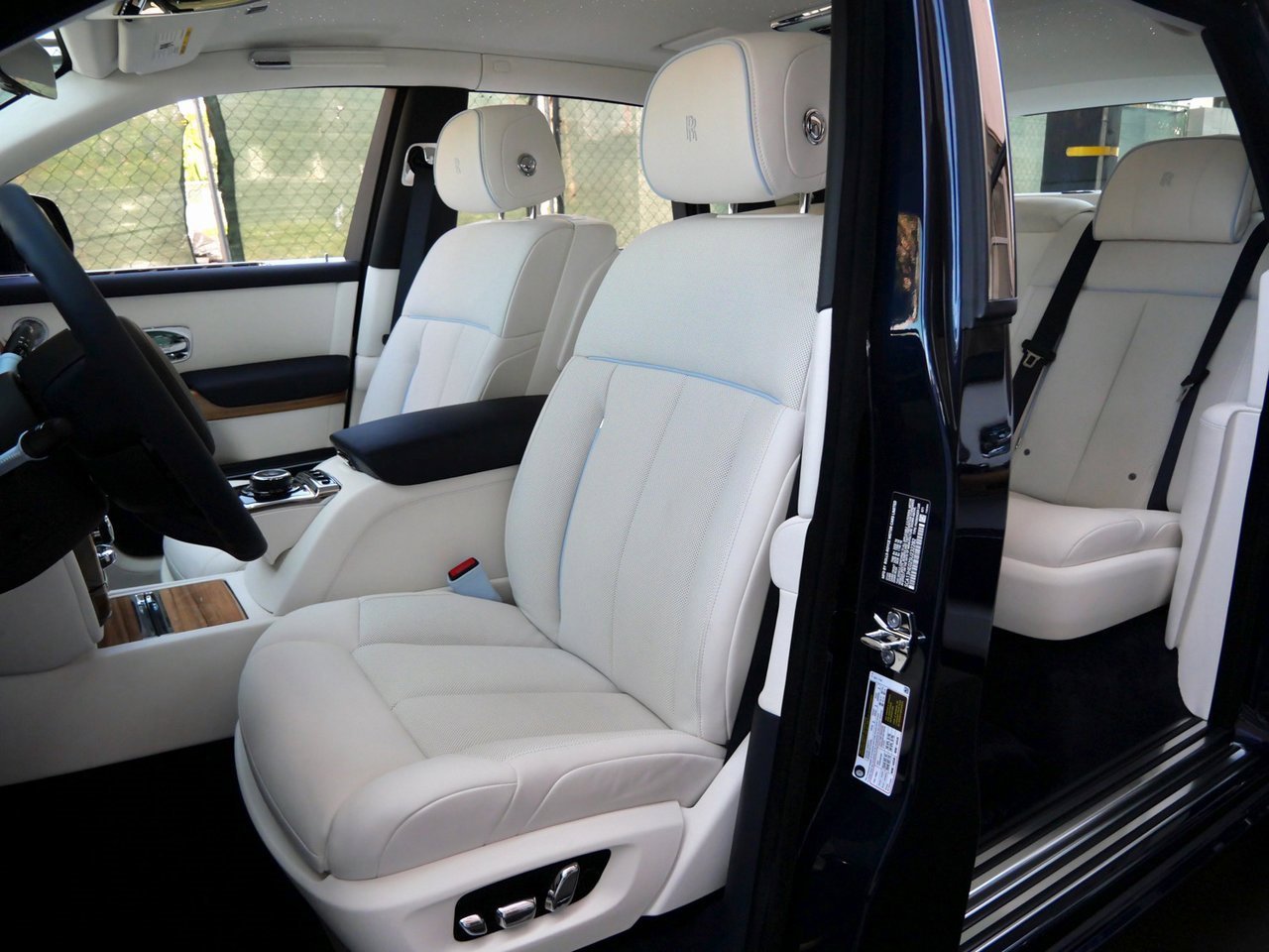 New 2025 Rolls-Royce Phantom Sedan w/ Leather Finishing Pack image 32