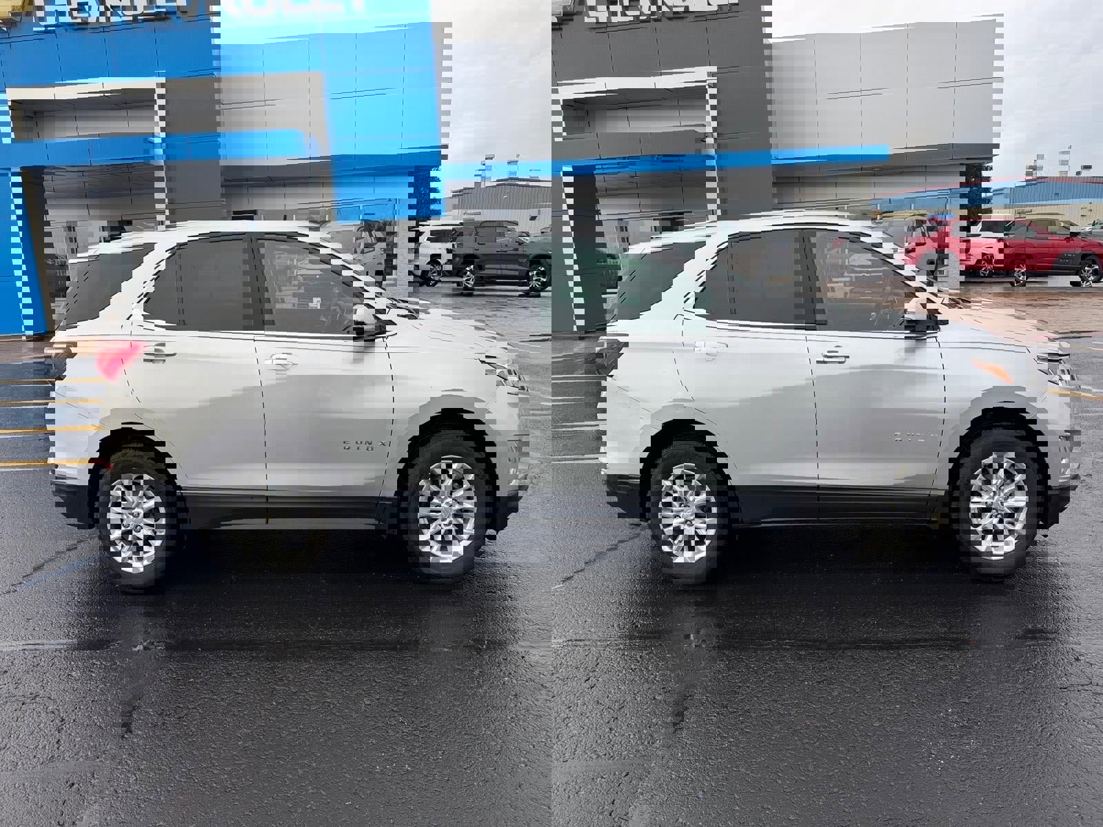 Used 2018 Chevrolet Equinox LT image 2