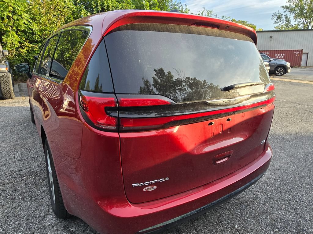 Used 2025 Chrysler Pacifica Select AWD/4WD image 5