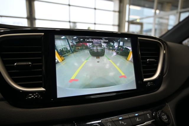 Used 2025 Chrysler Pacifica Select image 16