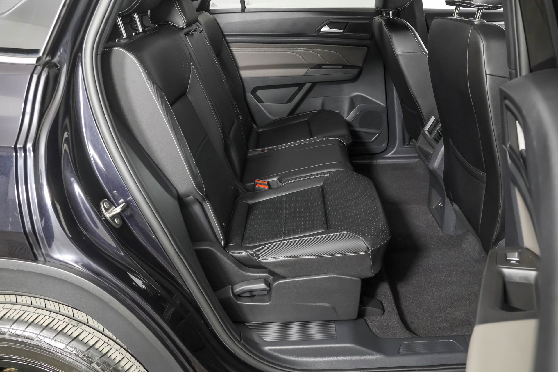 Used 2023 Volkswagen Atlas Cross Sport SE w/ Black Wheel Package AWD/4WD image 40