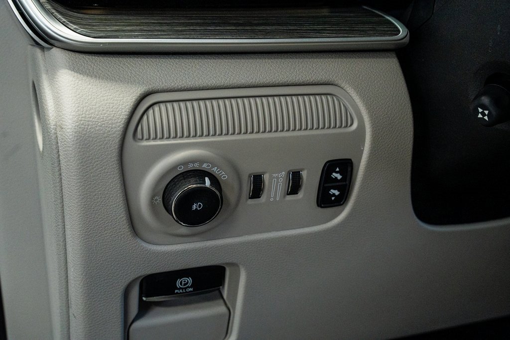 Used 2023 Jeep Wagoneer Series III w/ Preferred Equipment Group image 39