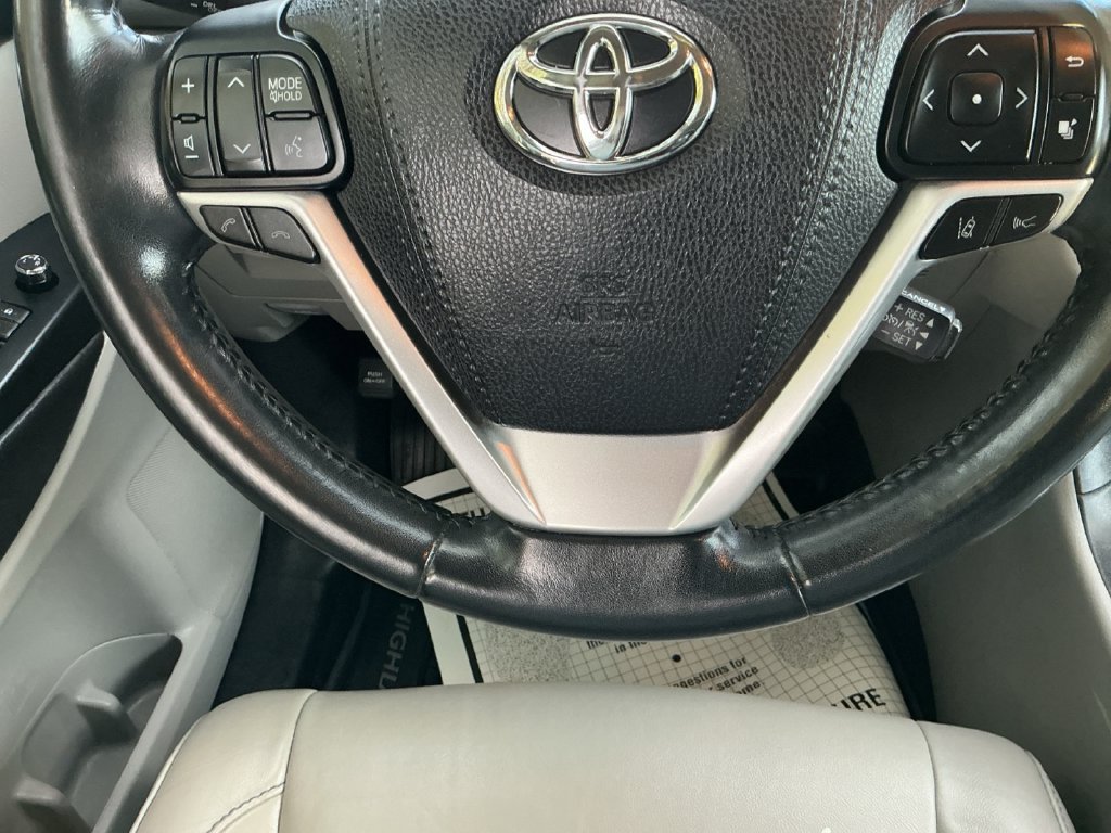 Used 2018 Toyota Highlander XLE AWD/4WD image 25