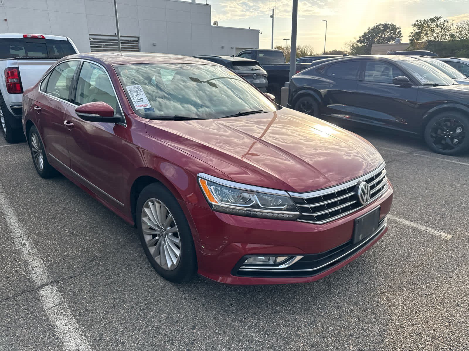 Used 2017 Volkswagen Passat 1.8T SE w/ SE Lighting Package FWD image 2