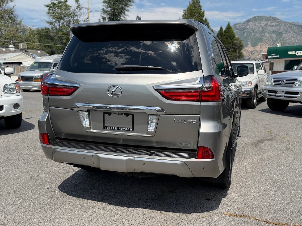 Used 2017 Lexus LX 570 4WD w/ Luxury Package image 11
