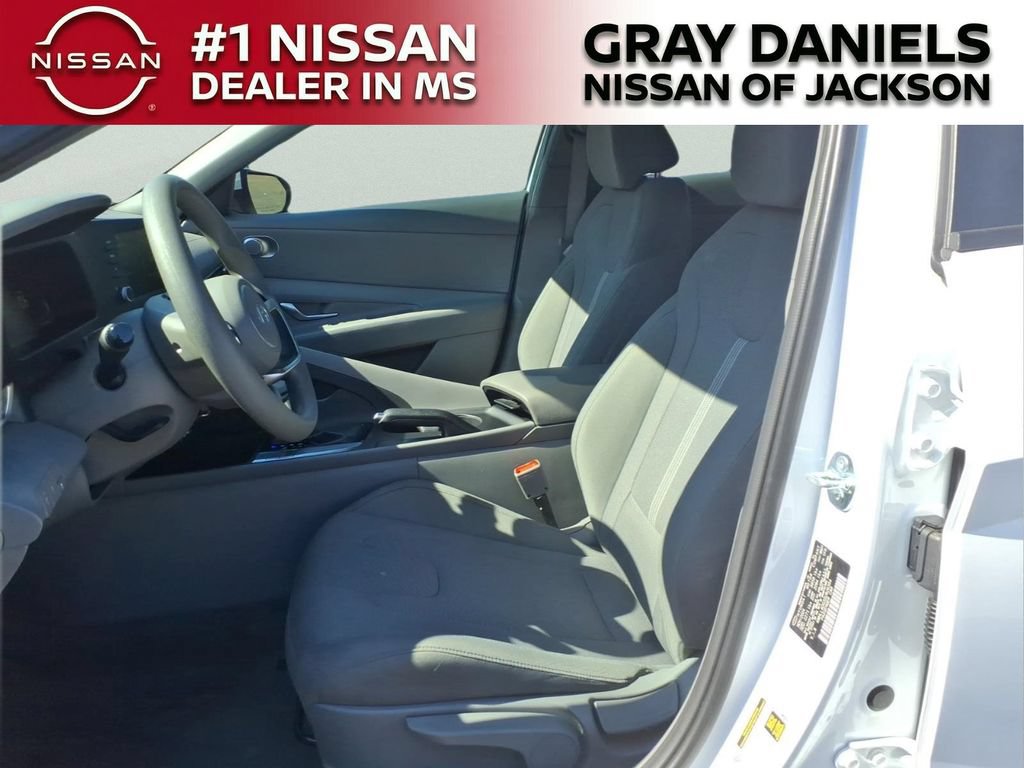 Used 2025 Hyundai Elantra SE FWD image 23
