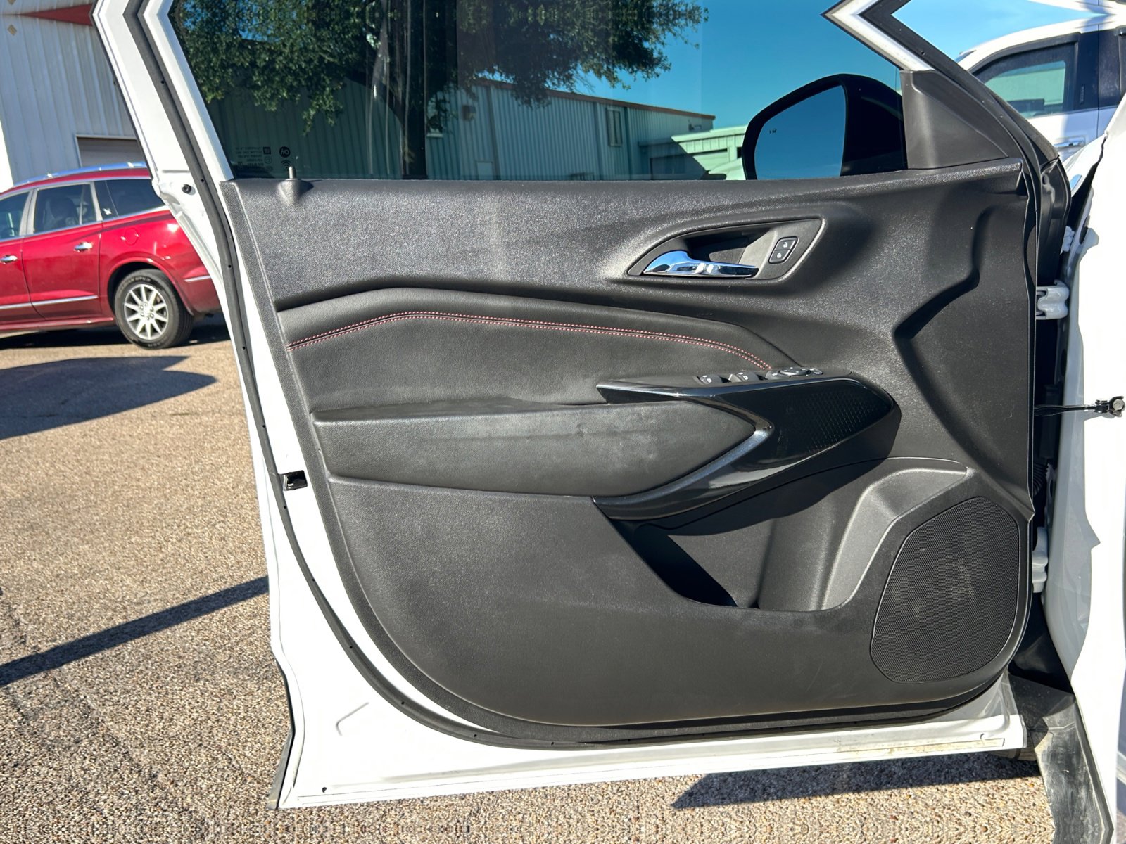 Used 2025 Chevrolet Trax RS w/ Sunroof Package image 28