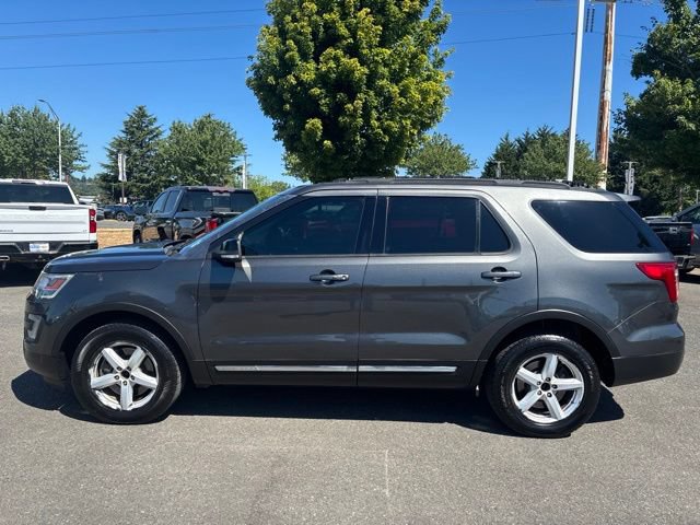 Used 2017 Ford Explorer XLT w/ Equipment Group 202A AWD/4WD image 2