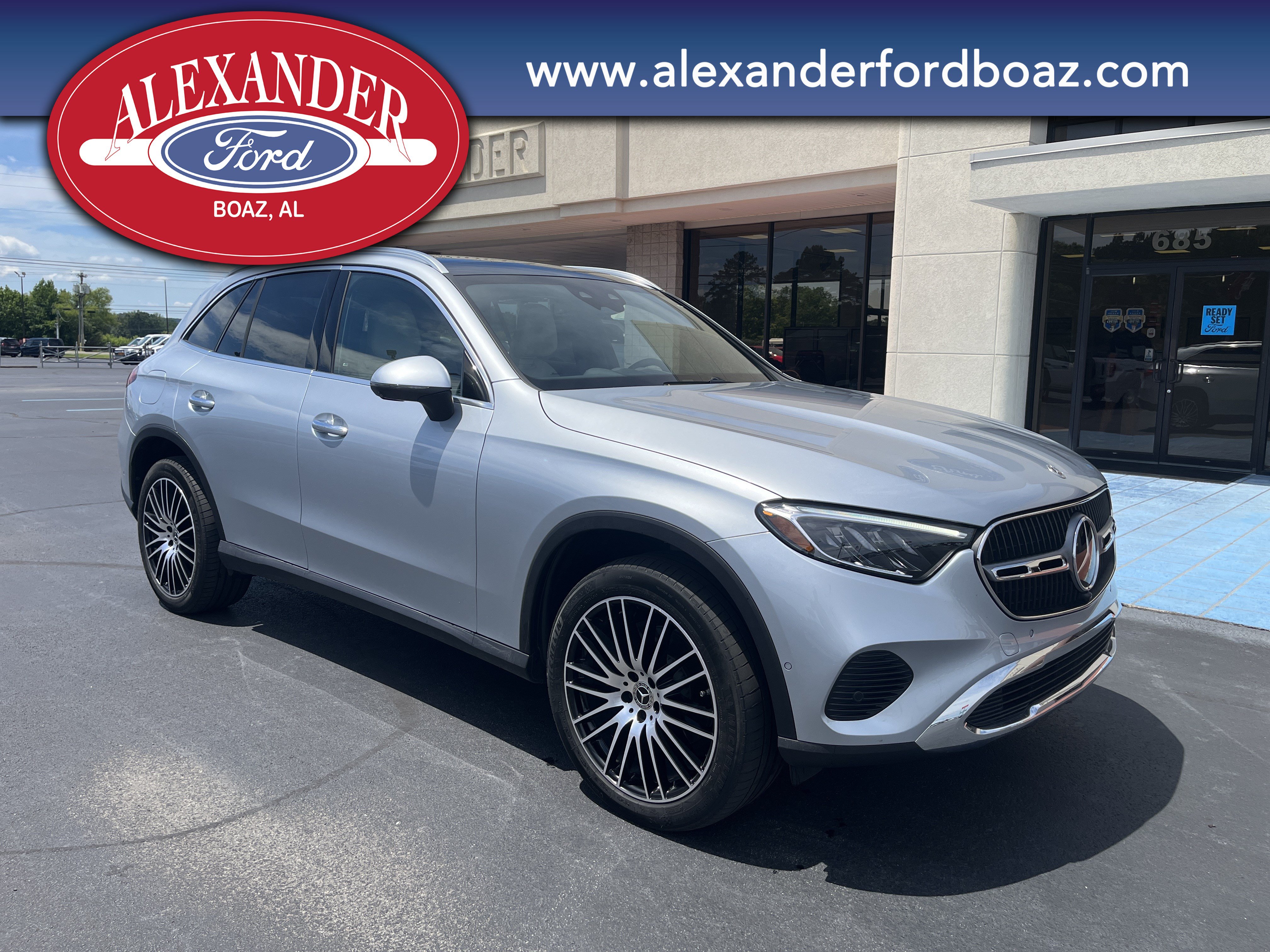 Used 2025 Mercedes-Benz GLC 300 4MATIC image 3