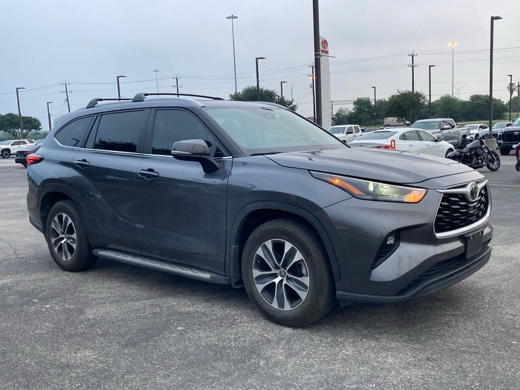 Certified 2024 Toyota Highlander XLE FWD image 3