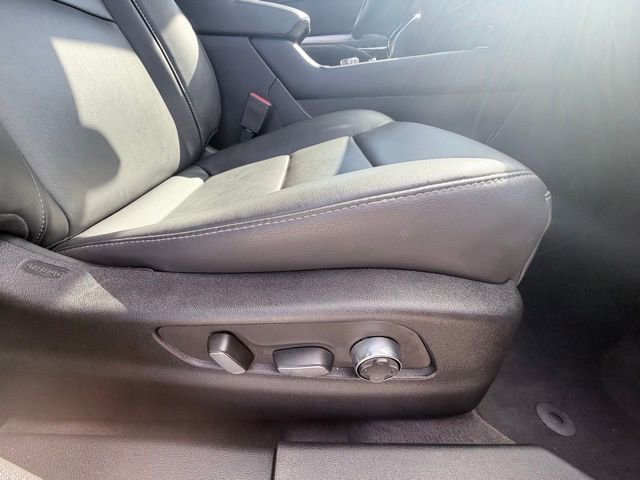 Used 2025 Cadillac XT4 Premium Luxury image 30