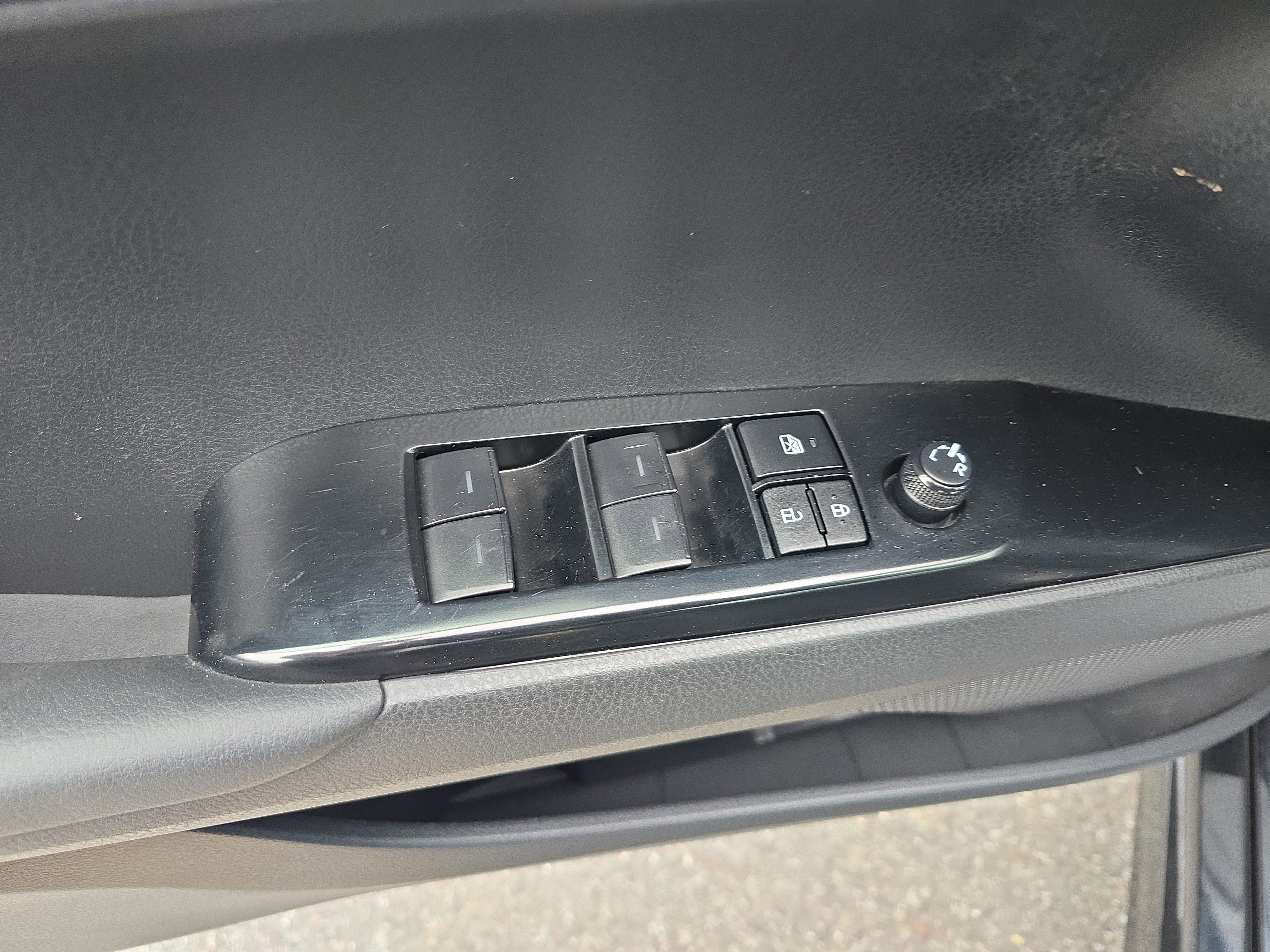 Used 2025 Toyota Camry SE FWD image 17