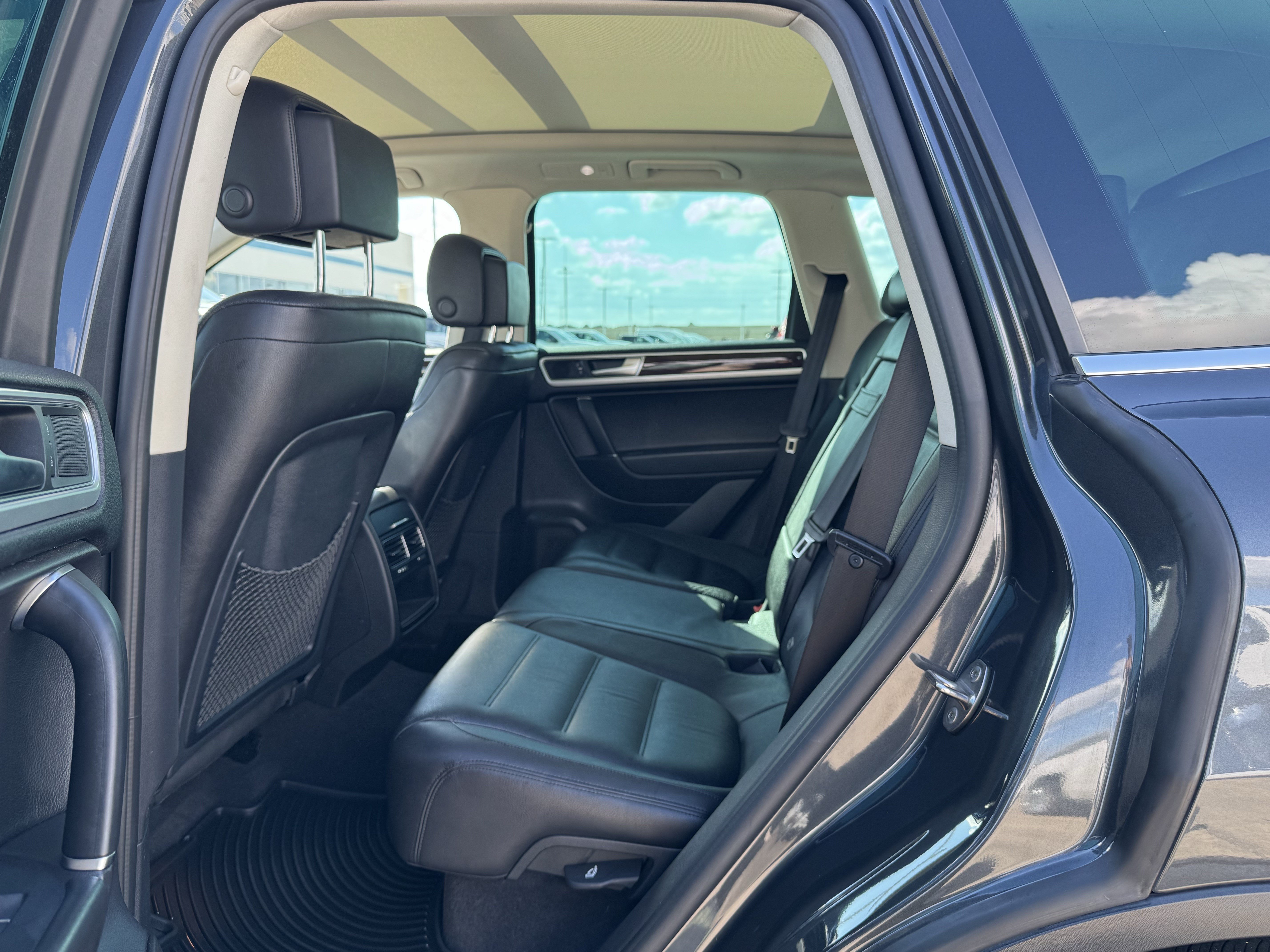 Used 2016 Volkswagen Touareg Sport AWD/4WD image 19