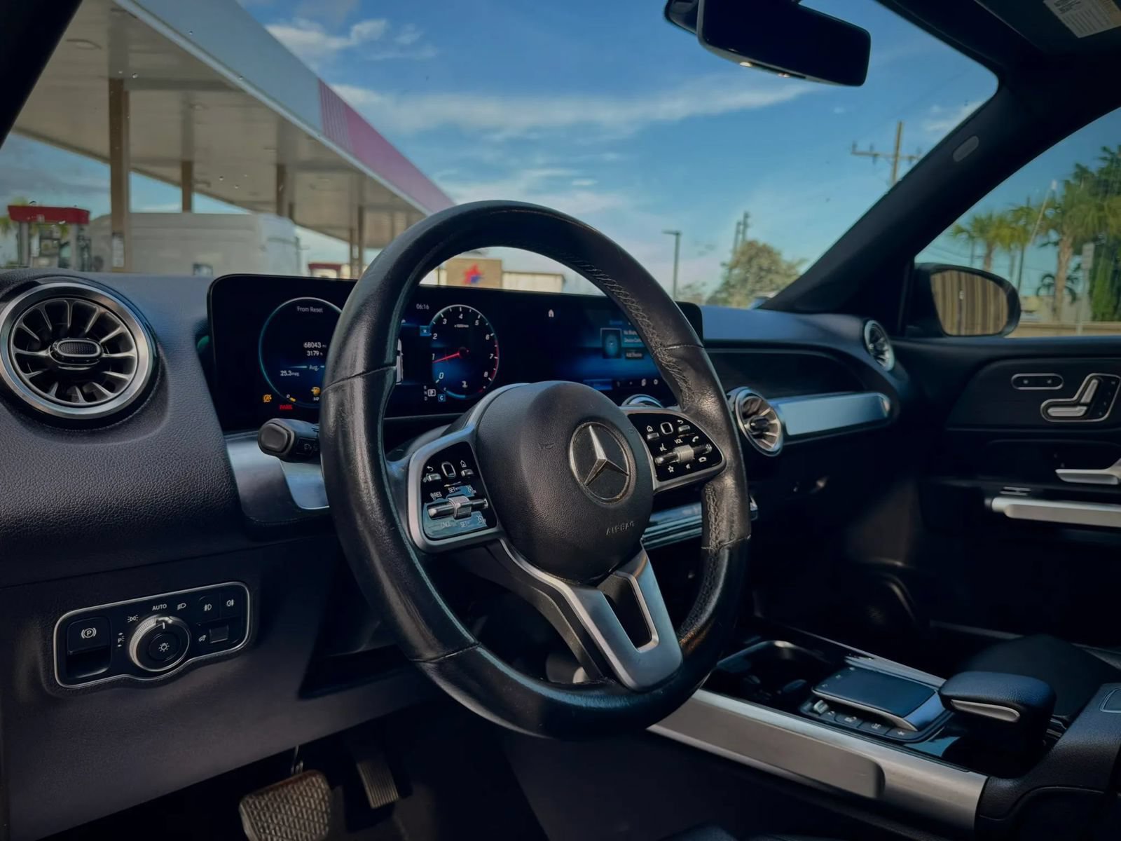 Used 2022 Mercedes-Benz GLB 250 w/ Premium Package image 36