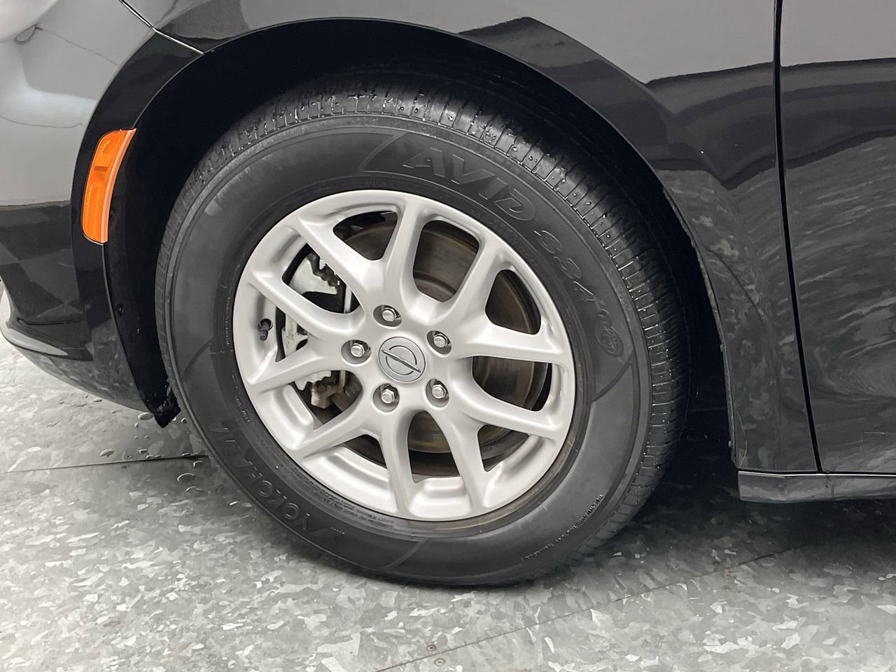 Used 2024 Chrysler Pacifica Touring-L FWD image 32
