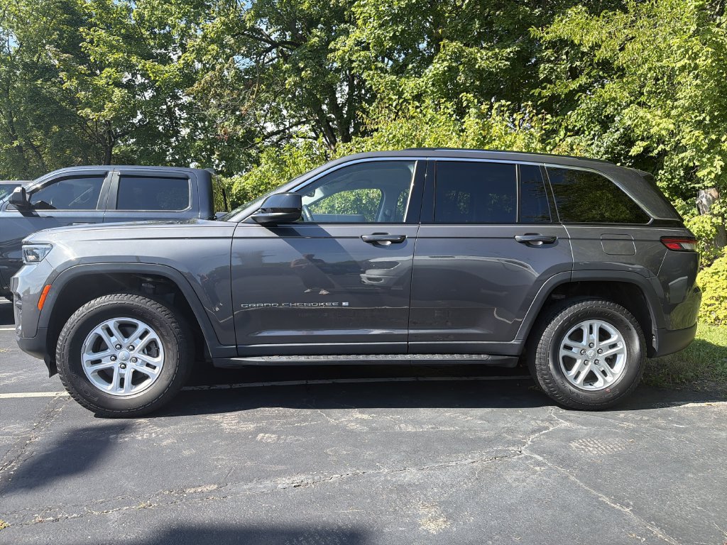 Used 2022 Jeep Grand Cherokee Laredo w/ Luxury Tech Group I AWD/4WD image 4