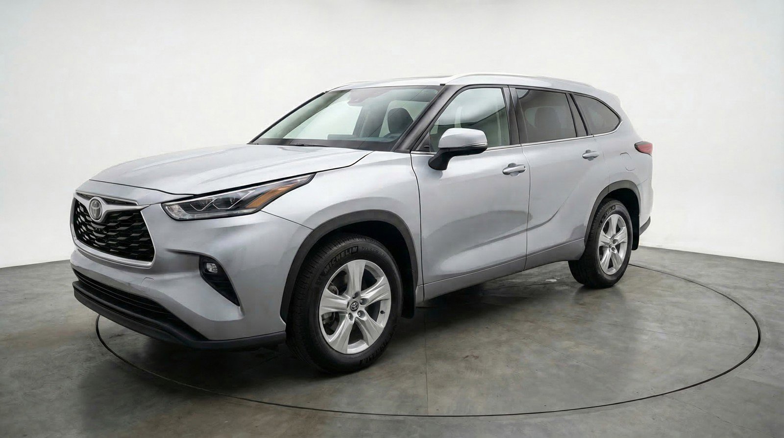 Used 2025 Toyota Highlander LE FWD image 3