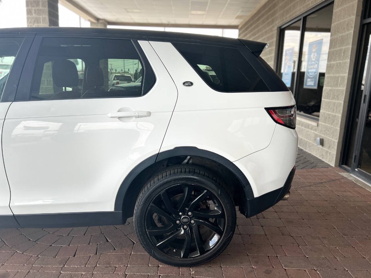 Used 2017 Land Rover Discovery Sport HSE AWD/4WD image 6