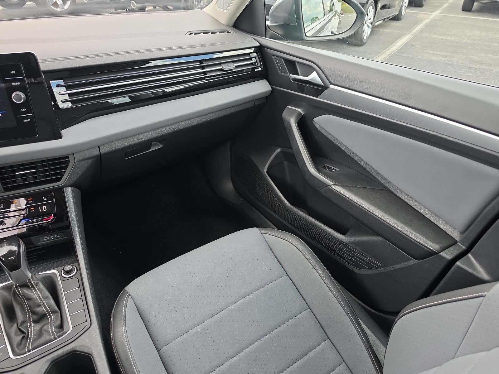 Used 2025 Volkswagen Jetta SE FWD image 12