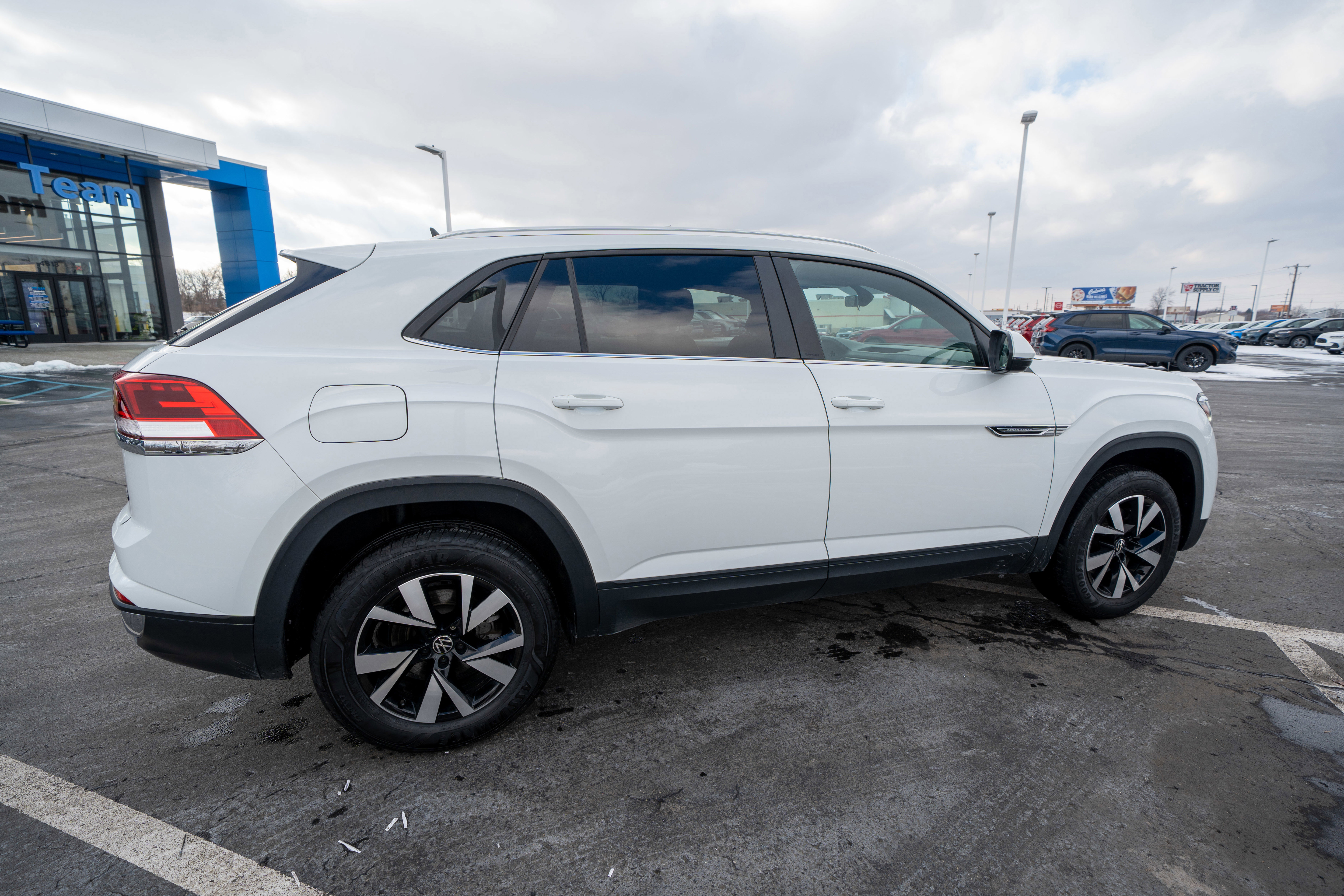 Used 2023 Volkswagen Atlas Cross Sport SE image 6