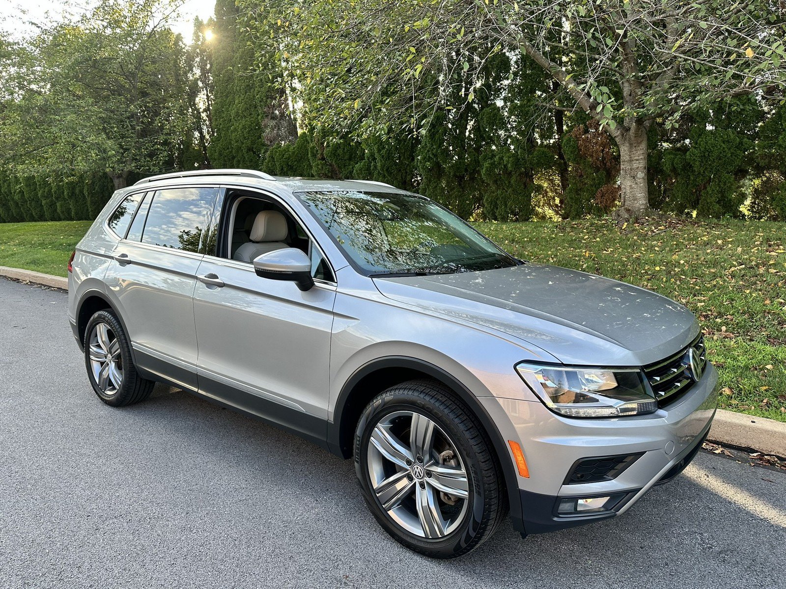 Used 2020 Volkswagen Tiguan SEL AWD/4WD image 46