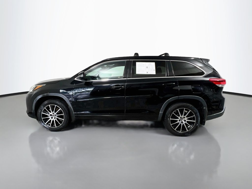 Used 2018 Toyota Highlander SE w/ Carpet Mat Package (TMS) AWD/4WD image 6