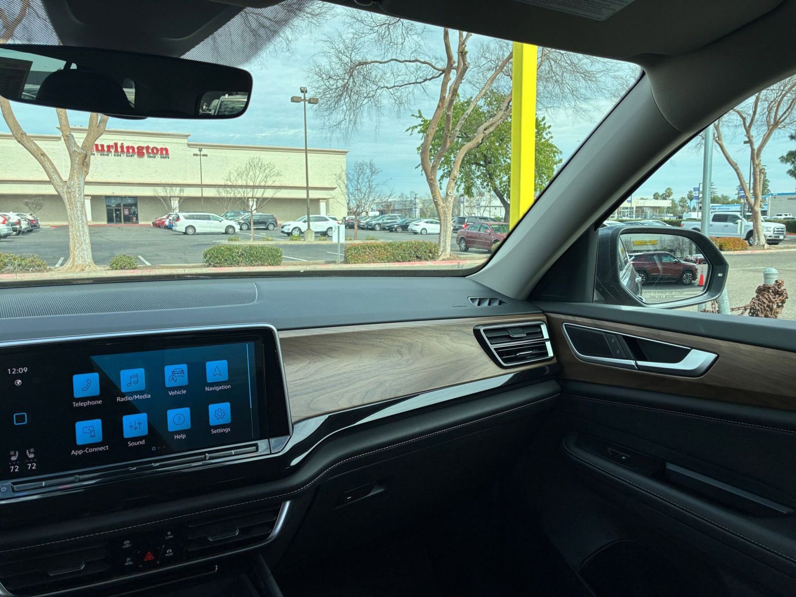 Used 2025 Volkswagen Atlas SE image 38