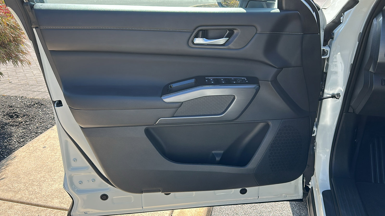 Certified 2024 Nissan Pathfinder SL w/ Black Appearance Package image 12