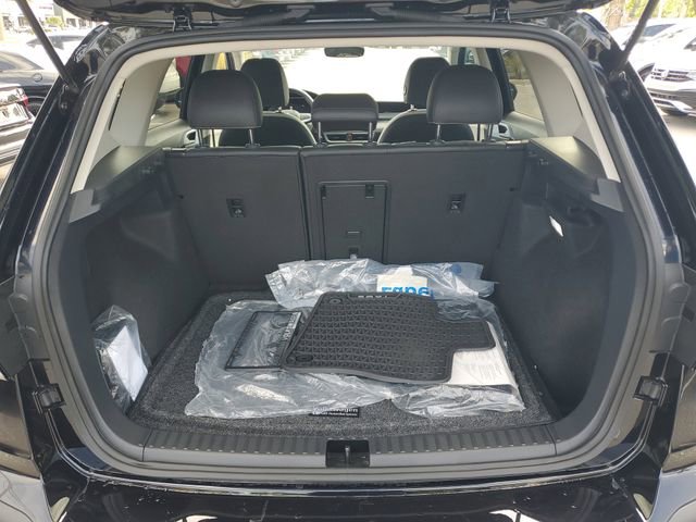 Used 2025 Volkswagen Taos SE w/ Panoramic Sunroof Package image 8