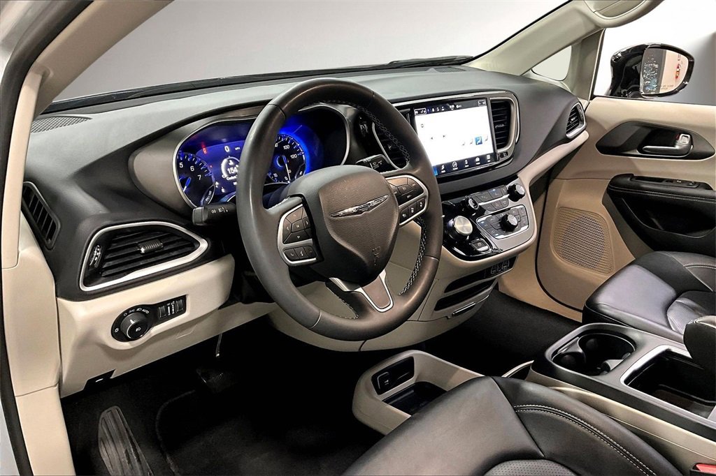 Used 2024 Chrysler Pacifica Touring-L image 18