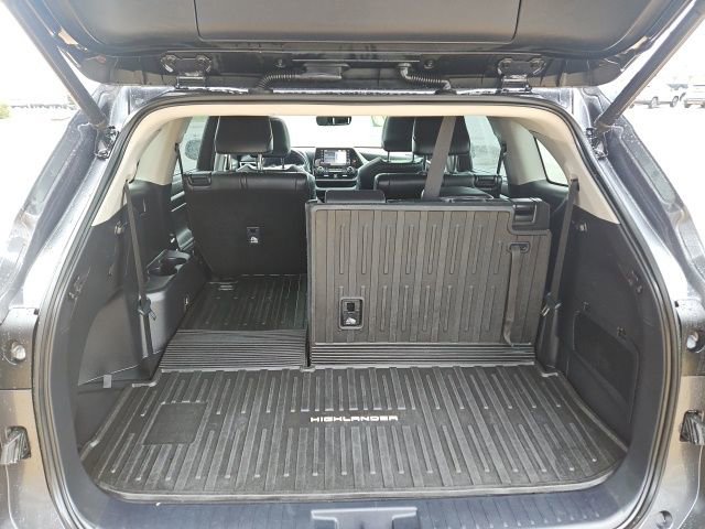 Used 2020 Toyota Highlander XLE image 24