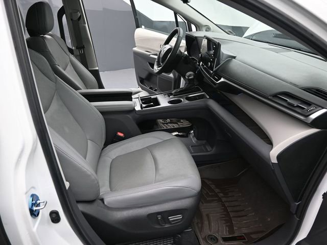 Used 2023 Toyota Sienna Limited image 30