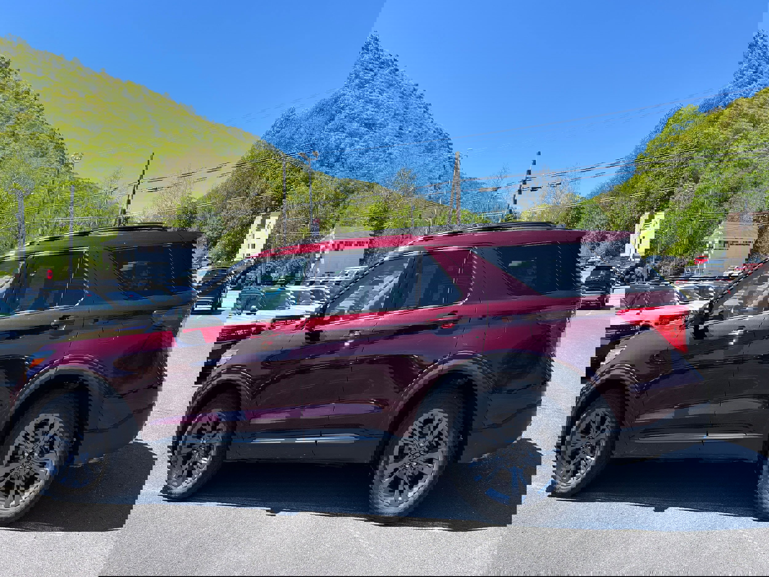 Used 2022 Ford Explorer XLT w/ Equipment Group 202A AWD/4WD image 6